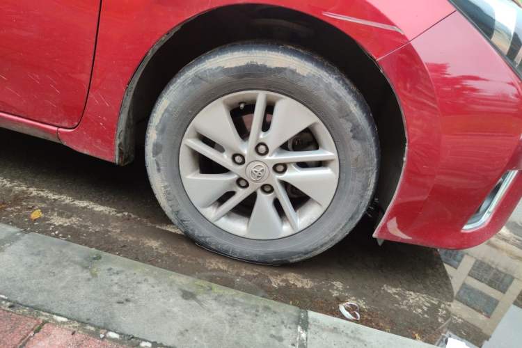 Used Toyota Corolla 2014 1.6L CVT GL Right Front Wheel Hub