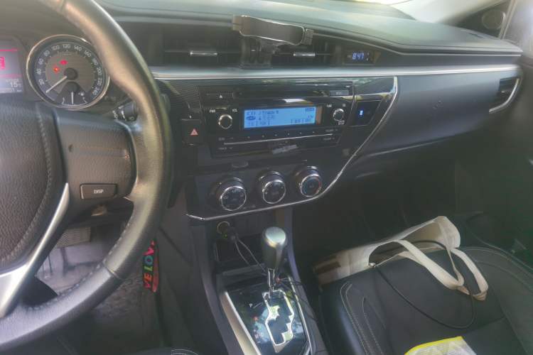Used Toyota Corolla 2014 1.6L CVT GL-i Leather Edition Audio And AC Panel