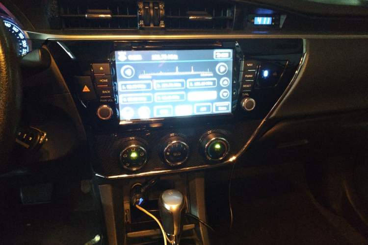 Used Toyota Corolla 2014 1.6L CVT GL-i Leather Edition Audio And AC Panel