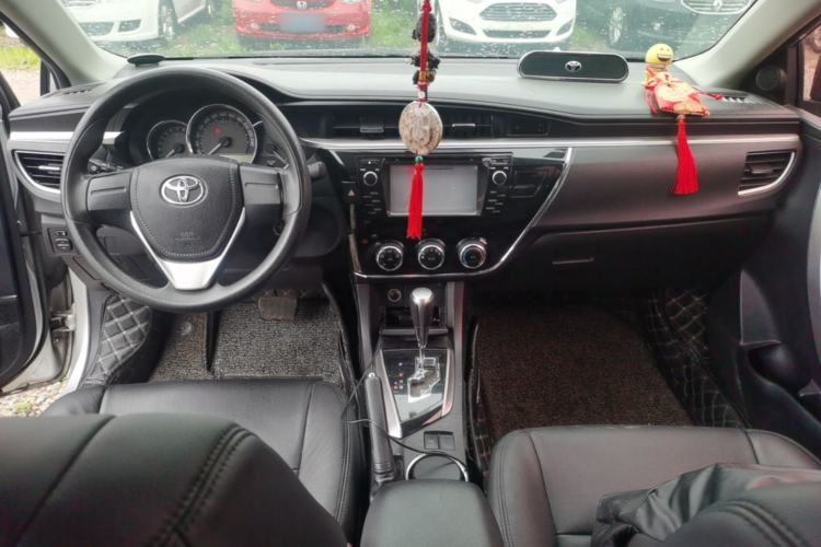 Used Toyota Corolla 2014 1.6L CVT GL Center Console
