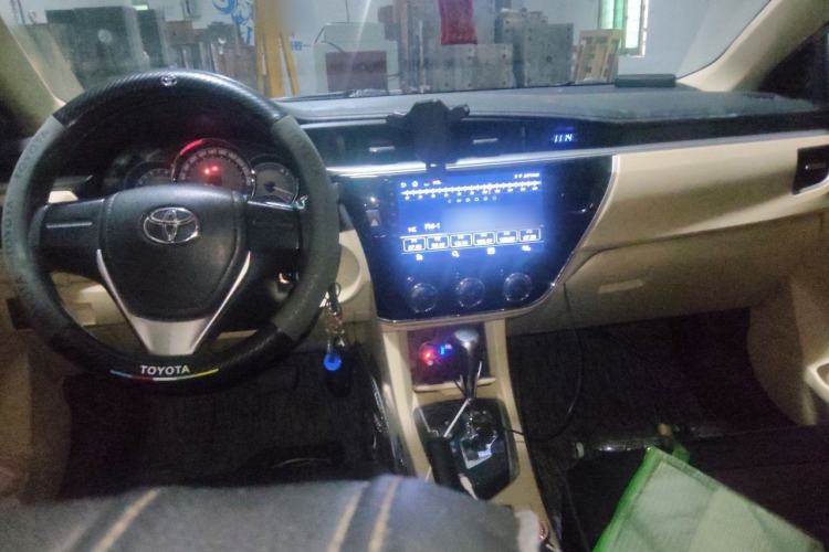 Used Toyota Corolla 2014 1.6L CVT GL Center Console