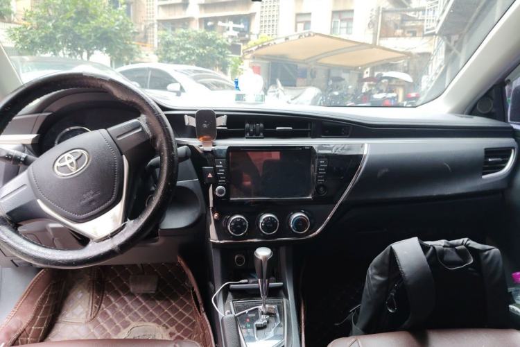Used Toyota Corolla 2014 1.6L CVT GL-i Center Console