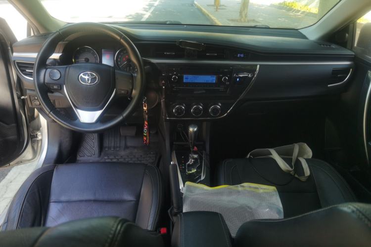 Used Toyota Corolla 2014 1.6L CVT GL-i Leather Edition Center Console