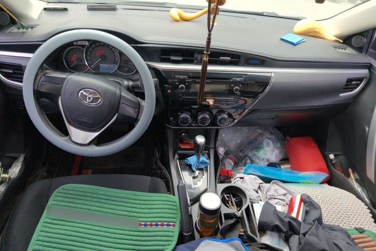 Used Toyota Corolla 2014 1.6L CVT GL Center Console