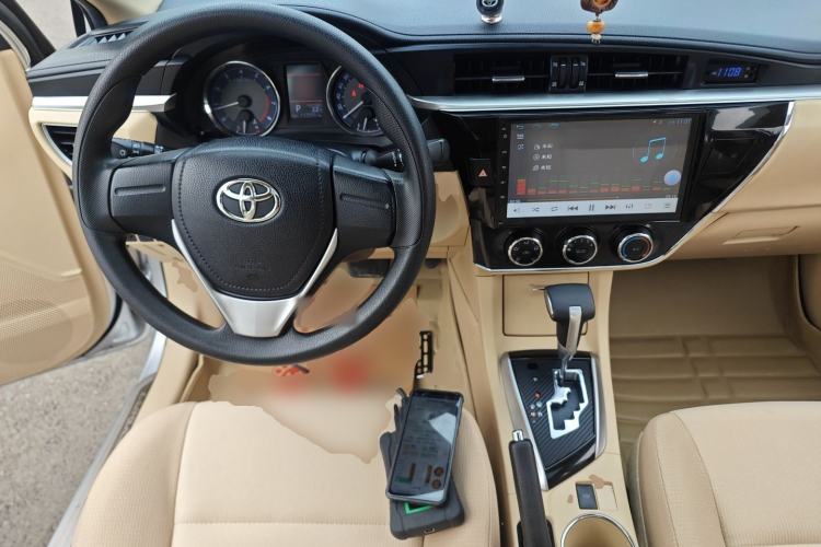 Used Toyota Corolla 2014 1.6L CVT GL-i Center Console