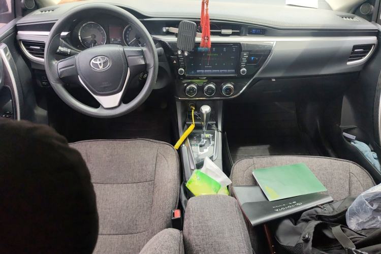 Used Toyota Corolla 2014 1.6L CVT GL-i Center Console
