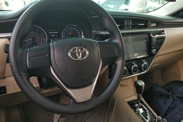 Used Toyota Corolla 2014 1.6L CVT GL-i Center Console