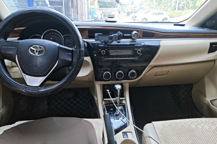 Used Toyota Corolla 2014 1.6L CVT GL Center Console