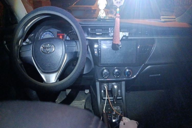 Used Toyota Corolla 2014 1.6L CVT GL-i Center Console
