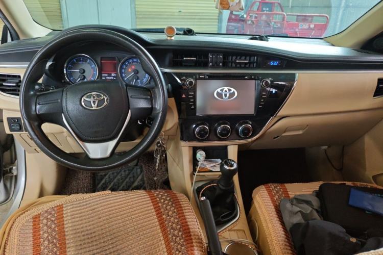 Used Toyota Corolla 2014 1.6L Manual GL-i Center Console