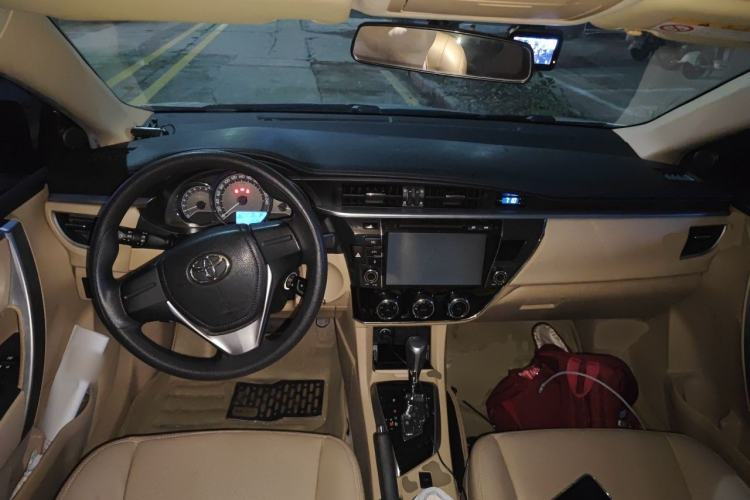 Used Toyota Corolla 2014 1.6L CVT GL Center Console