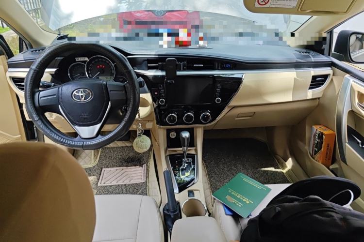 Used Toyota Corolla 2014 1.6L CVT GL Center Console