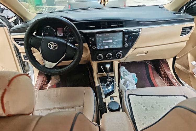 Used Toyota Corolla 2014 1.6L CVT GL-i Center Console