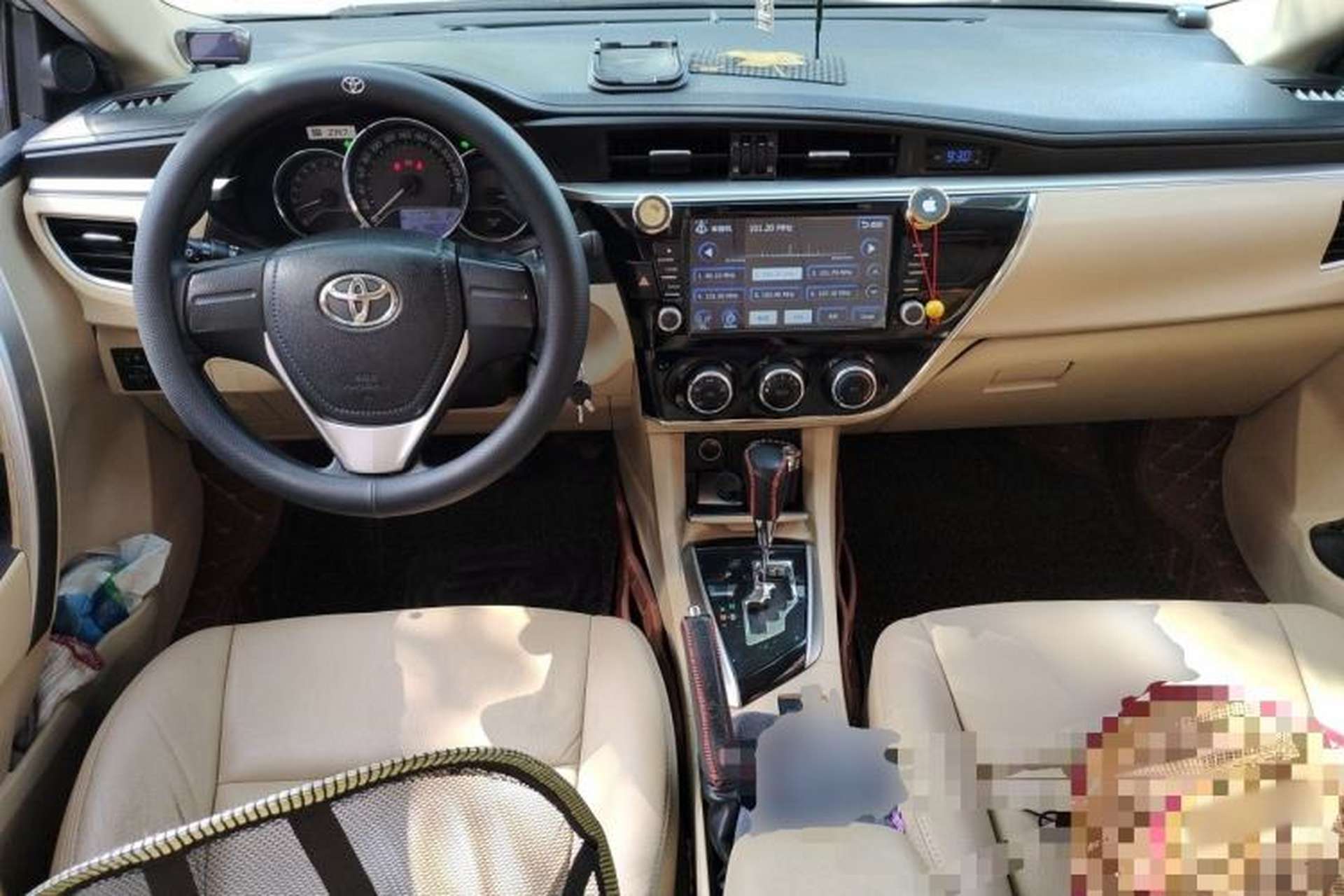Used Toyota Corolla 2014 1.6L CVT GL Center Console