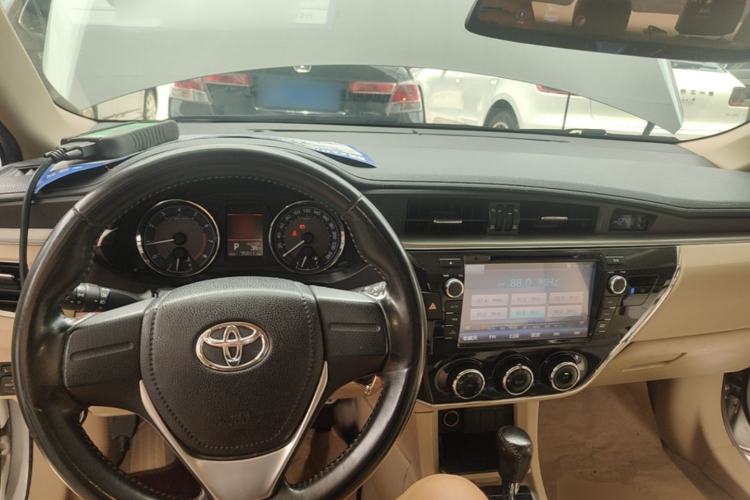Used Toyota Corolla 2014 1.6L CVT GL-i Center Console