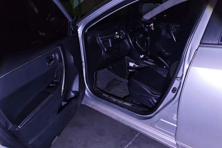 Used Toyota Corolla 2014 1.6L CVT GL-i Leather Edition Driver Seat