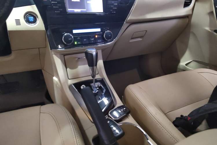 Used Toyota Corolla 2014 1.6L CVT GLX-i Gear Lever