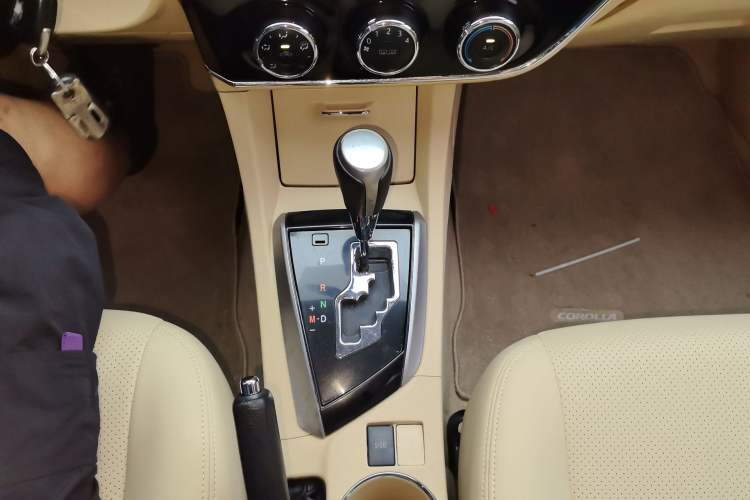 Used Toyota Corolla 2014 1.6L CVT GL-i Gear Lever