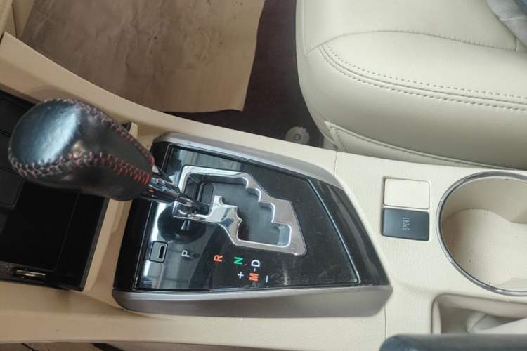 Used Toyota Corolla 2014 1.6L CVT GL-i Gear Lever