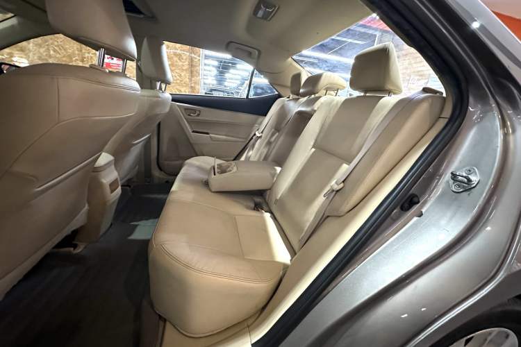 Used Toyota Corolla 2014 1.6L CVT GLX-i Interior 10