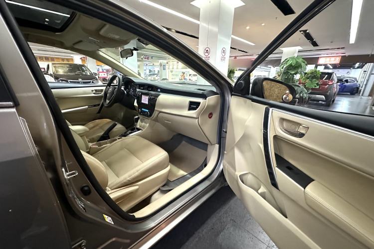 Used Toyota Corolla 2014 1.6L CVT GLX-i Interior 14
