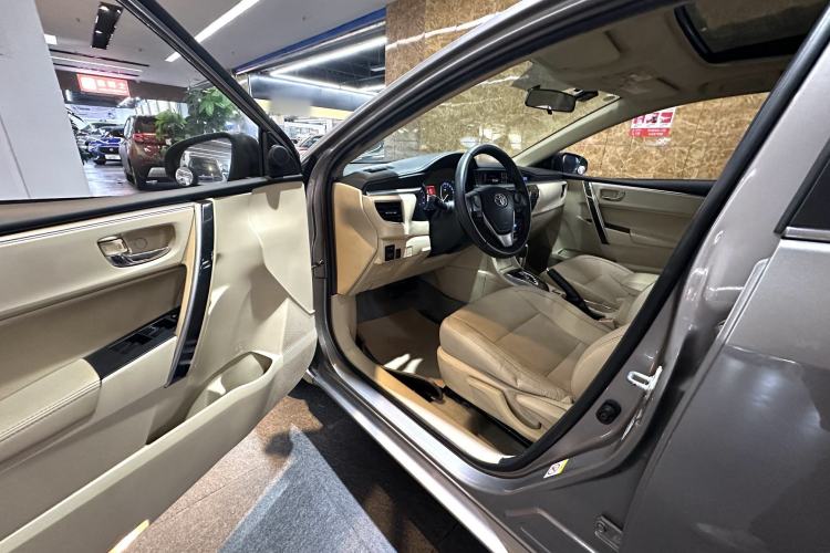 Used Toyota Corolla 2014 1.6L CVT GLX-i Interior 2