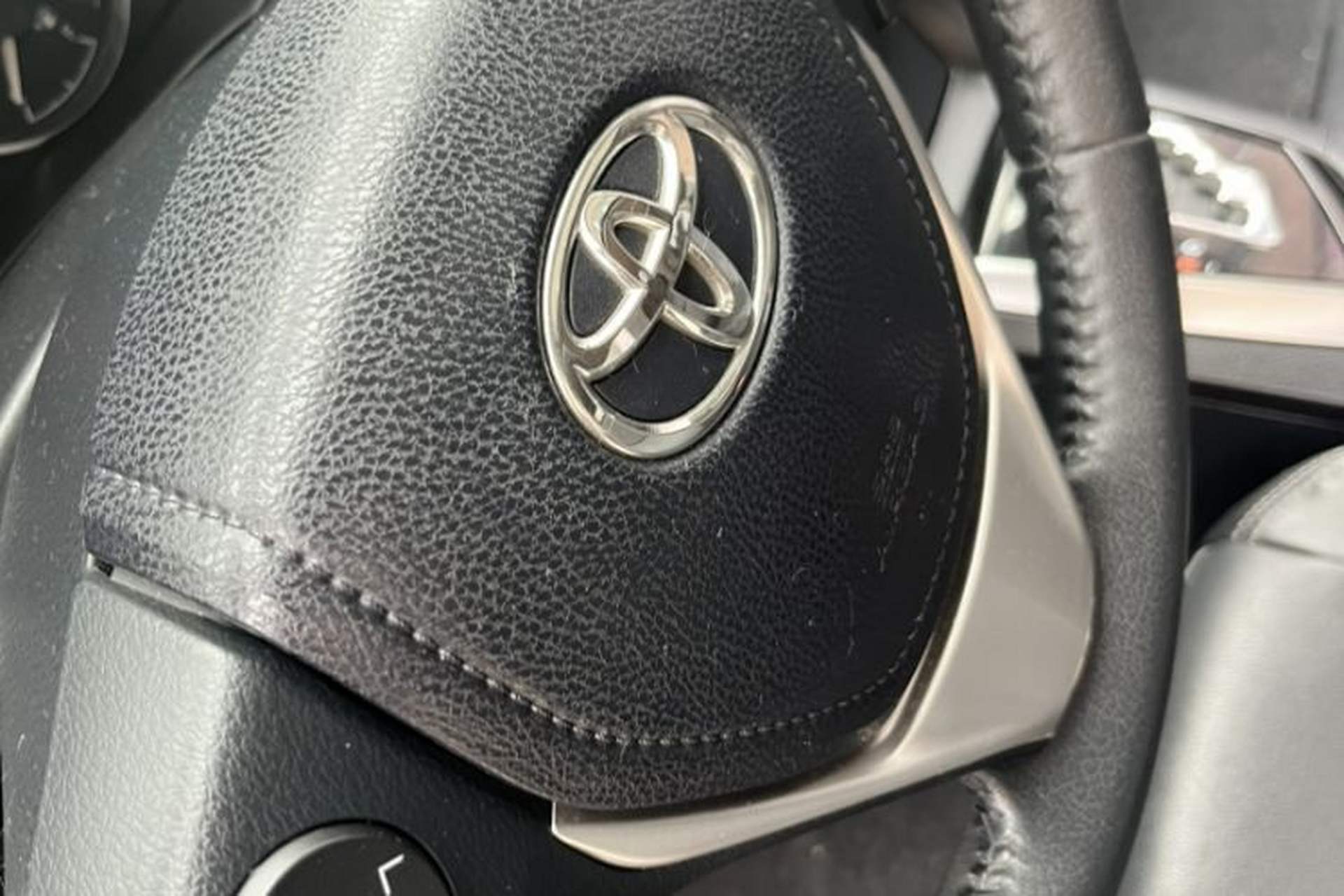 Used Toyota Corolla 2014 1.6L CVT GL-i Leather Edition Interior 3