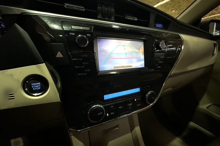 Used Toyota Corolla 2014 1.6L CVT GLX-i Interior 6