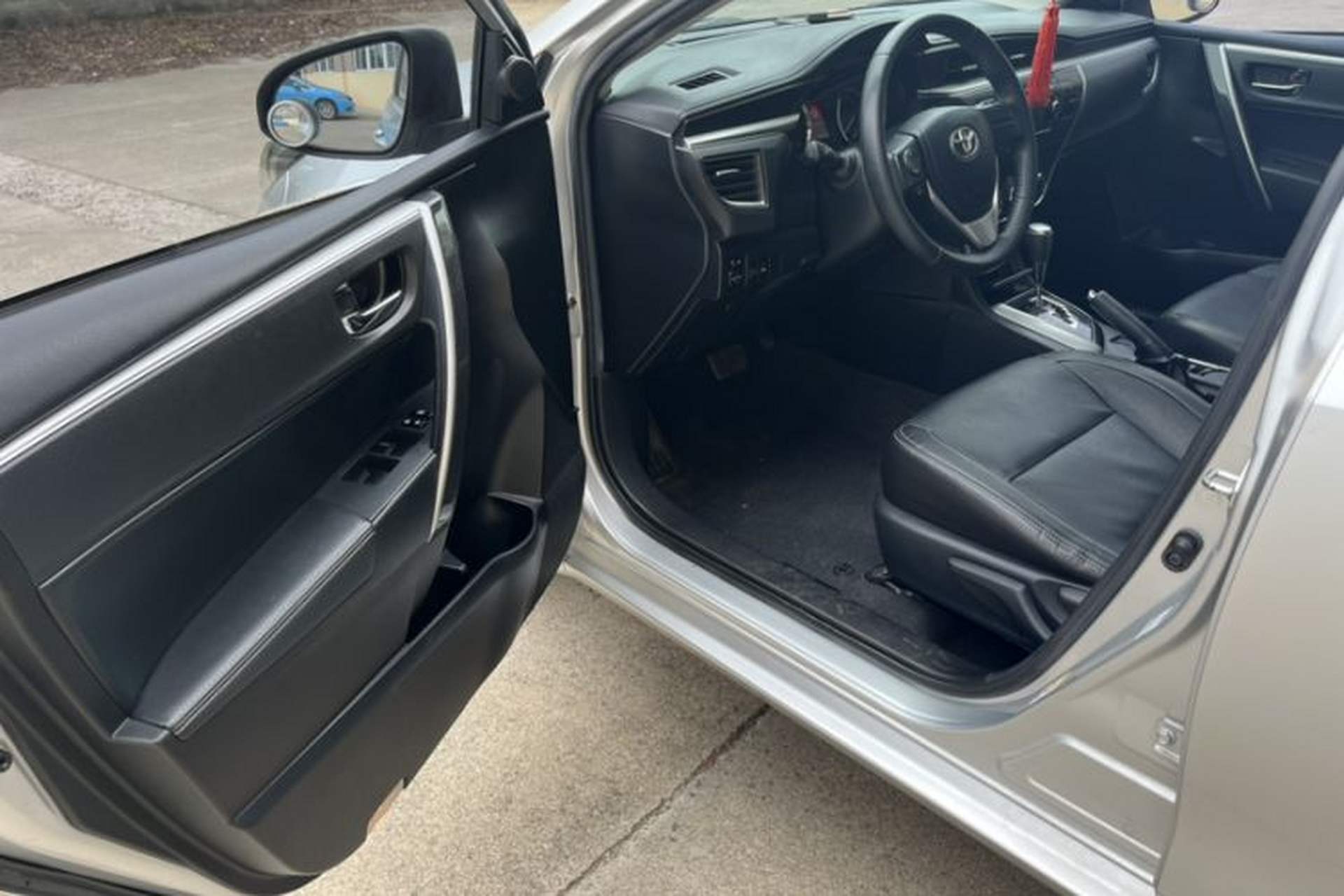 Used Toyota Corolla 2014 1.6L CVT GL-i Leather Edition Interior 7