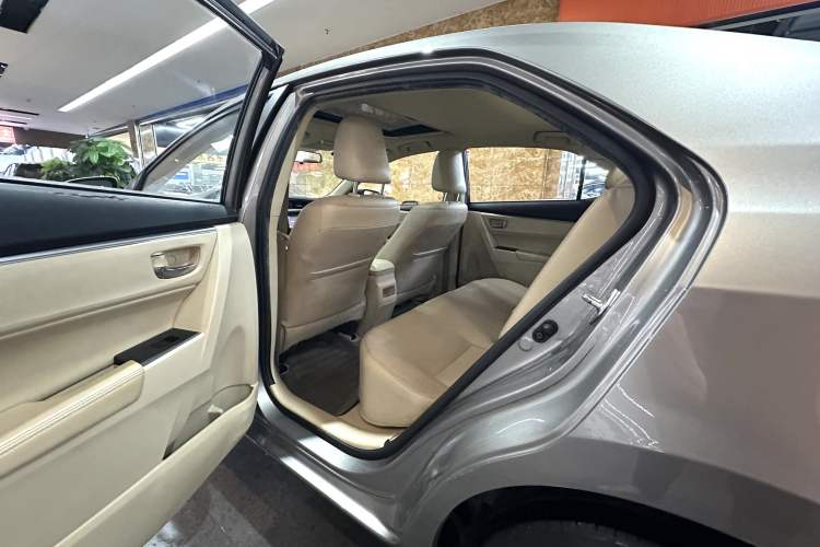 Used Toyota Corolla 2014 1.6L CVT GLX-i Interior 9