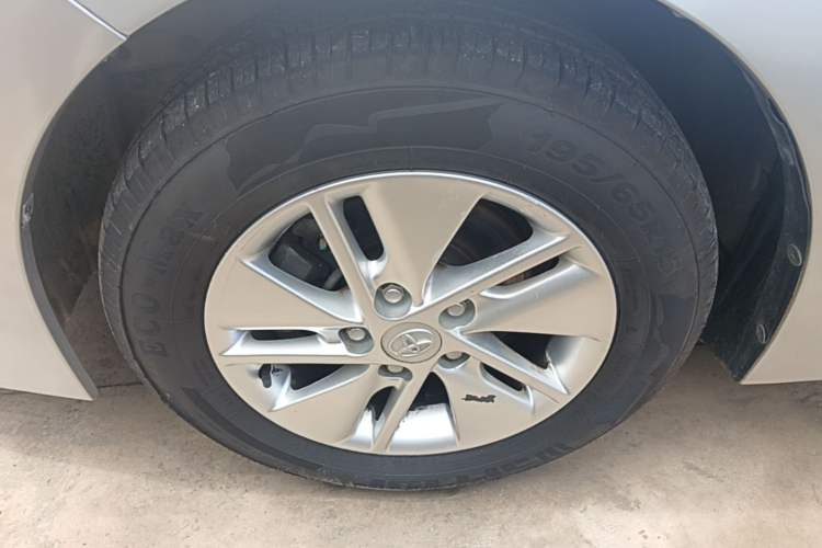 Used Toyota Corolla 2014 1.6L CVT GL Left Front Wheel Hub