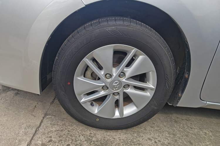 Used Toyota Corolla 2014 1.6L CVT GL Left Front Wheel Hub