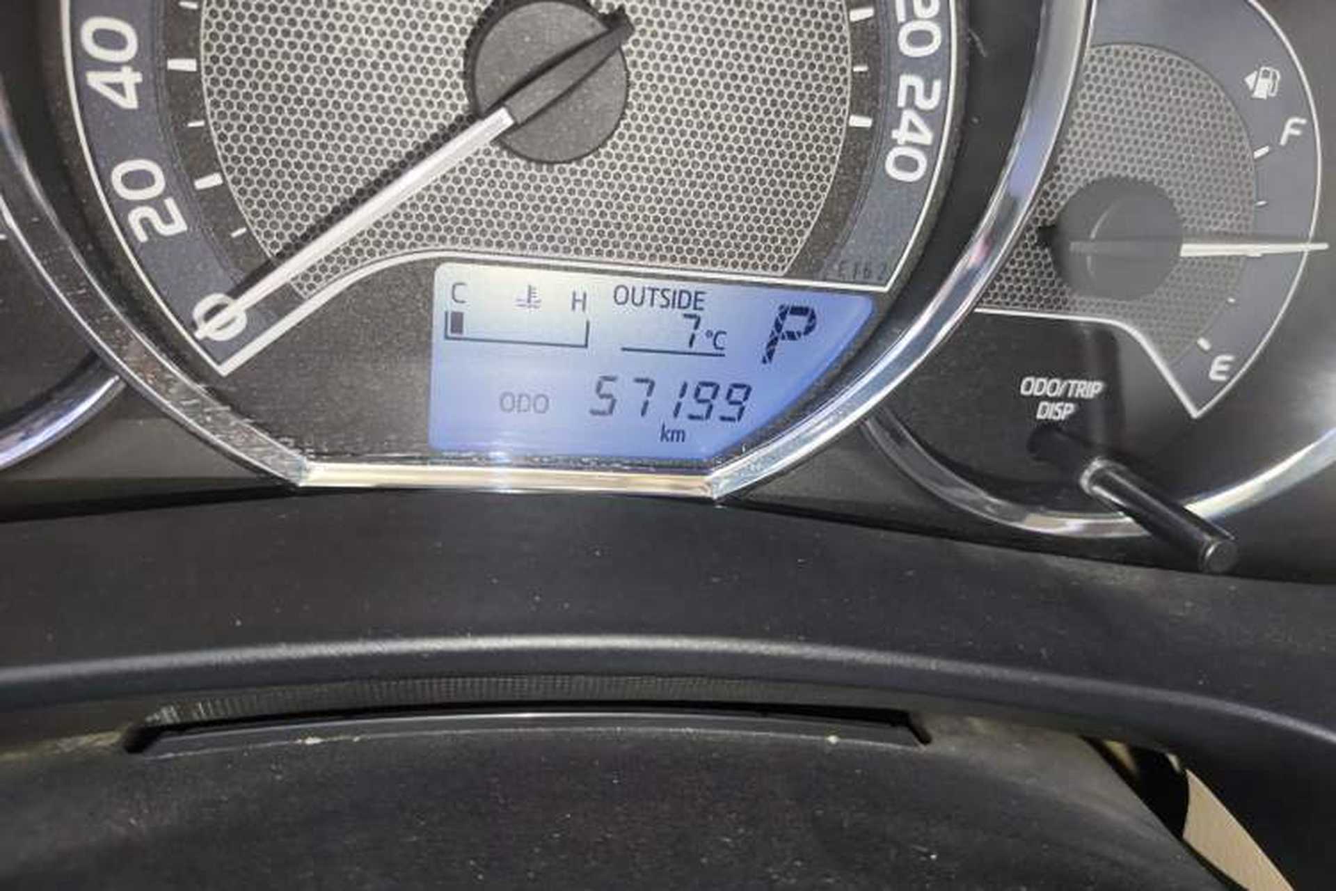 Used Toyota Corolla 2014 1.6L CVT GL Odometer Close Up