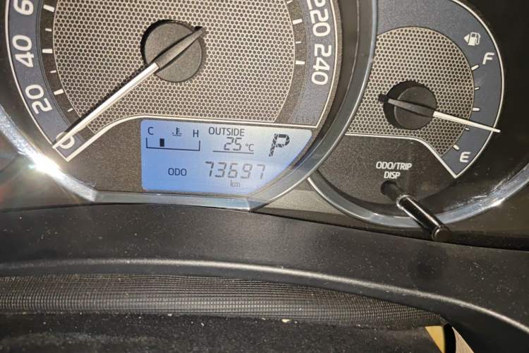 Used Toyota Corolla 2014 1.6L CVT GL Odometer Close Up