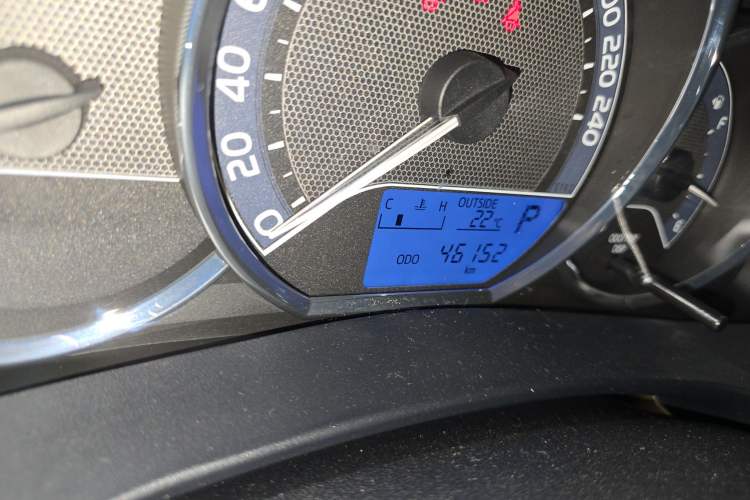 Used Toyota Corolla 2014 1.6L CVT GL Odometer Close Up