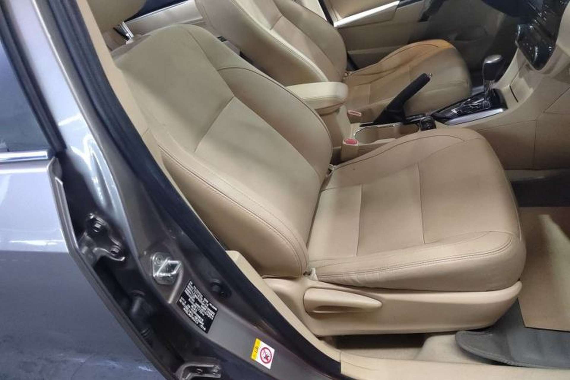 Used Toyota Corolla 2014 1.6L CVT GLX-i Right Front Seat