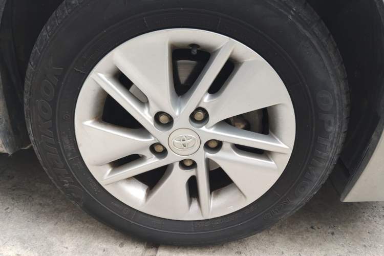 Used Toyota Corolla 2014 1.6L CVT GL-i Right Front Wheel Hub