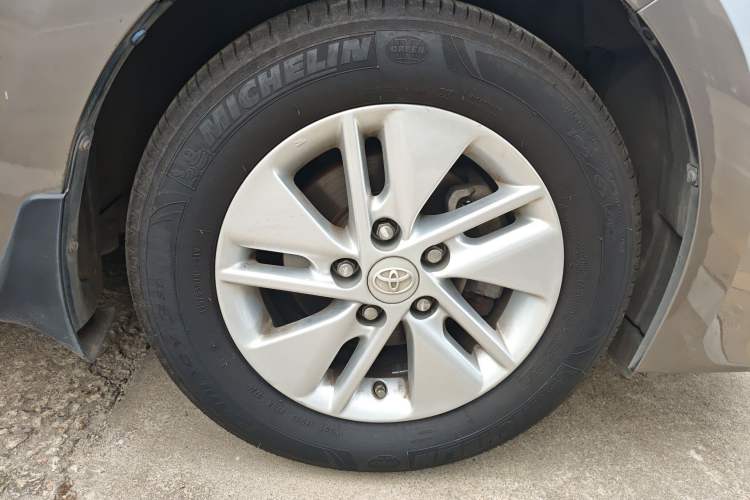 Used Toyota Corolla 2014 1.6L CVT GL-i Right Front Wheel Hub