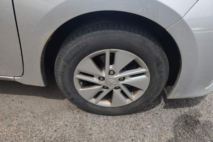 Used Toyota Corolla 2014 1.6L CVT GL-i Right Front Wheel Hub