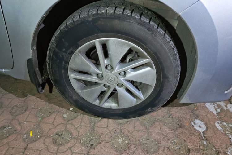 Used Toyota Corolla 2014 1.6L CVT GL Right Front Wheel Hub