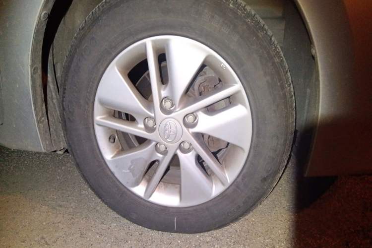 Used Toyota Corolla 2014 1.6L CVT GL-i Right Front Wheel Hub