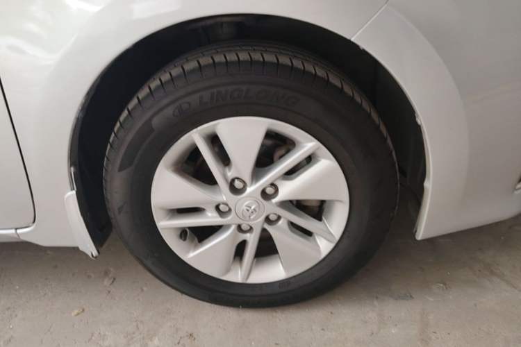 Used Toyota Corolla 2014 1.6L CVT GL Right Front Wheel Hub