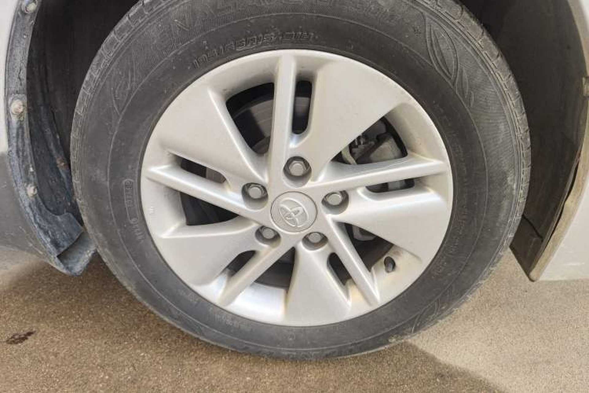 Used Toyota Corolla 2014 1.6L CVT GL Right Front Wheel Hub