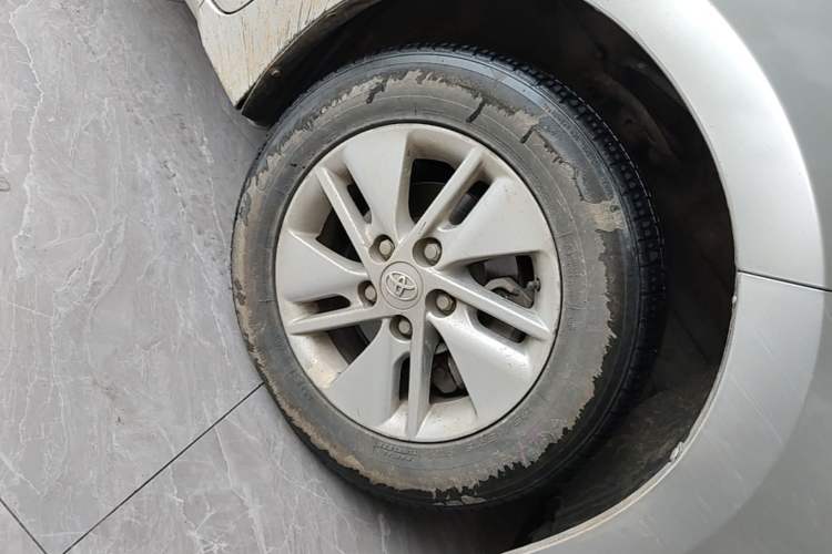 Used Toyota Corolla 2014 1.6L CVT GL Right Front Wheel Hub