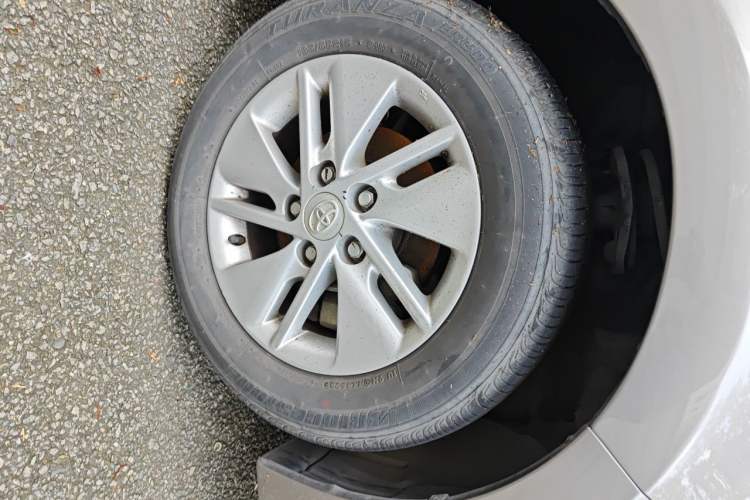 Used Toyota Corolla 2014 1.6L CVT GL Right Front Wheel Hub
