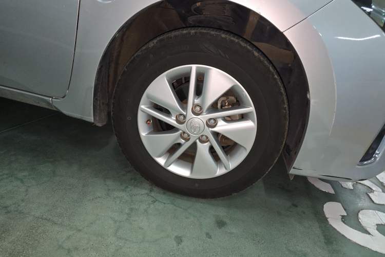 Used Toyota Corolla 2014 1.6L CVT GL Right Front Wheel Hub