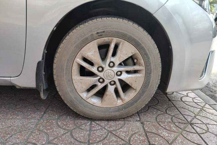 Used Toyota Corolla 2014 1.6L CVT GL Right Front Wheel Hub