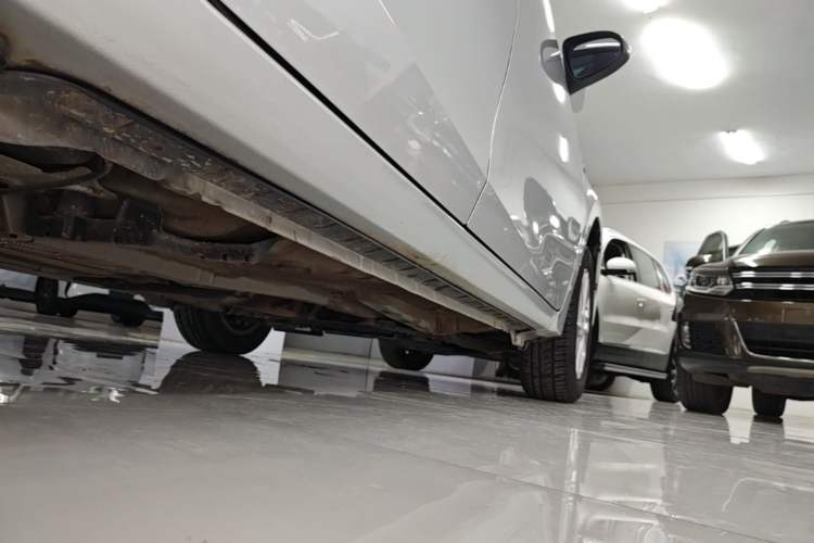 Used Toyota Corolla 2014 1.6L CVT GL Right Side Sill