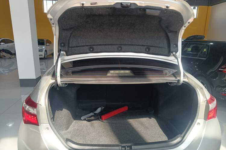 Used Toyota Corolla 2014 1.6L CVT GL-i Leather Edition Trunk