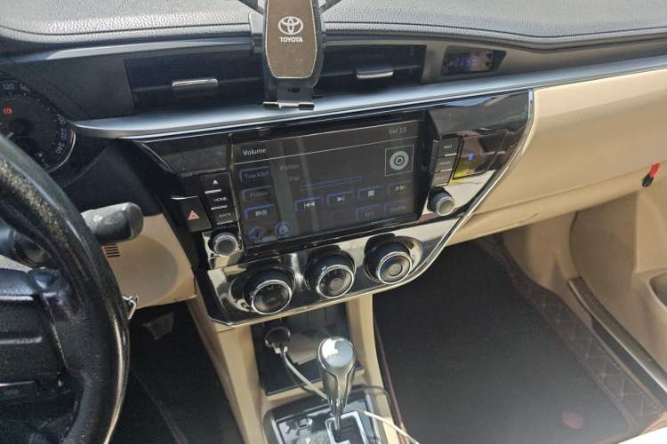 Used Toyota Corolla 2014 1.6L CVT GL-i Leather Edition Audio And AC Panel